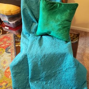 QUEEN SIZED COVERLET